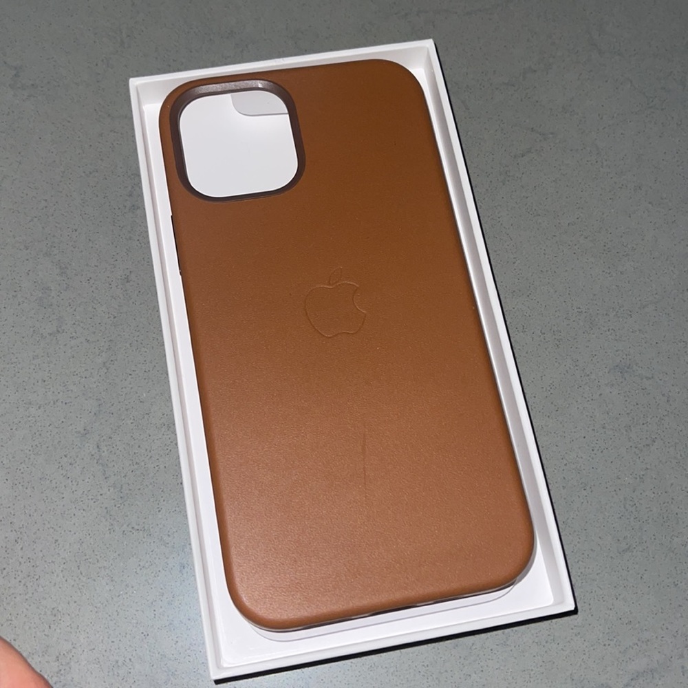 Brand new - 	
iPhone 12 | 12 Pro Leather Case with MagSafe - Saddle Brown